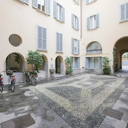 Hacca Collection - Charming In Corso Magenta * Milano